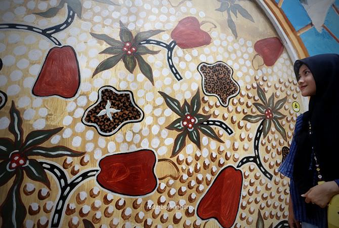 Bupati Lindra Wajibkan ASN Pakai Batik Tulis Khas Tuban