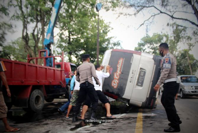 Dikejar Polisi Mobil Elf Terguling di Blora