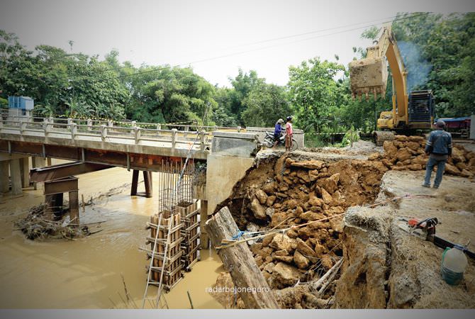 Jembatan Kali Kening Diperlebar, Tebing Ambrol