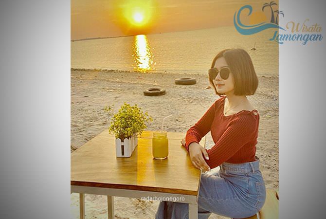 Menikmati Senja di Pantai Kandangsemangkon