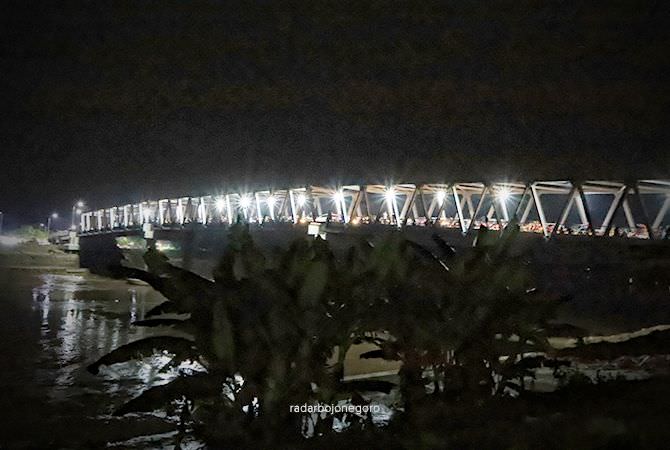 Habiskan Malam di Jembatan Terusan Bojonegoro Tuban