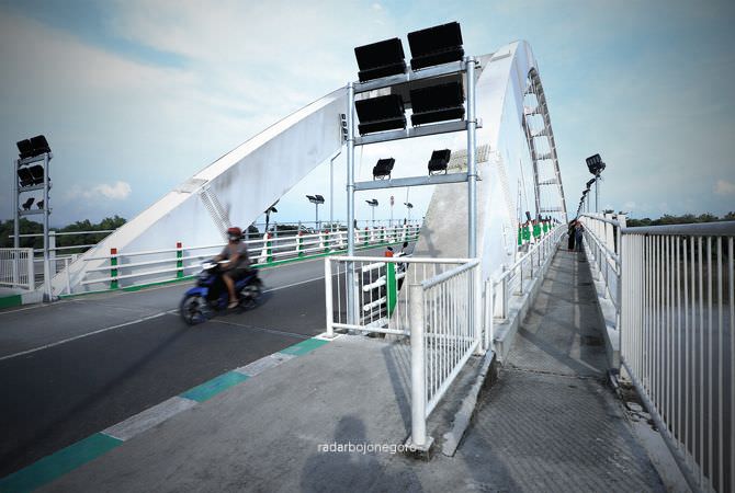 Lampu Warna-Warni Jembatan Sosrodilogo Belum Dinyalakan Kembali