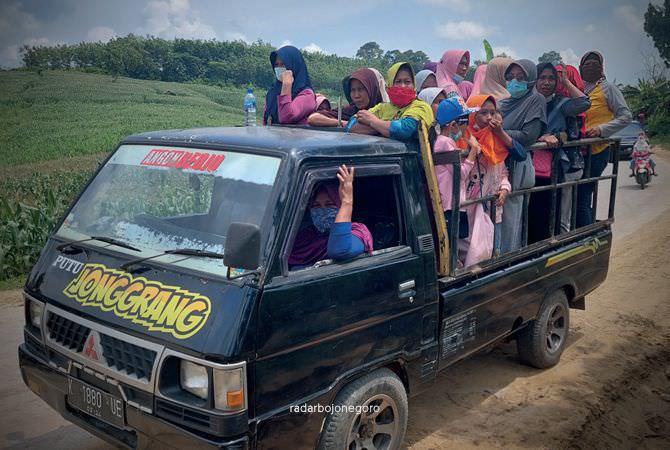 Nenek dan Ibu Menyusui Rela Sewa Pikap, Bawa Bekal dari Rumah