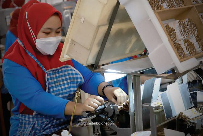 UMK Naik Tipis, Buruh Pabrik Rokok Ajukan BLT