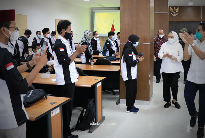 PENINGKATAN SDM: Menteri Desa PDTT Abdul Halim Iskandar dan Bupati Anna Mu’awanah usai bimtek bersama 76 pendamping desa di Gedung Pemkab Bojonegoro, Minggu (20/2). Bojonegoro jadi rujukan nasional penerapan RPL Desa. (Istimewa For R.bjn)