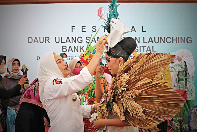 PACU KREASI: Bu Anna mengapresiasi ragam kreasi daur ulang costum fashion. Kemarin (23/2), bupati me-launching program bank sampah digital satu desa satu bank sampah. (Istimewa For R.Bjn)