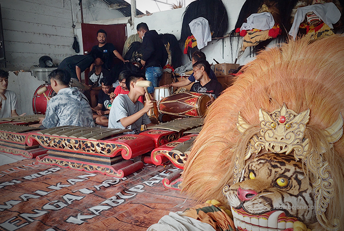 SENI KHAS: Siswa SMP dan SMA berlatih seni barongan di sanggar di Desa Kunden, Blora. Ada sentuhan baru agar generasi muda kian suka. (LUKMAN HAKIM/R.Blora)