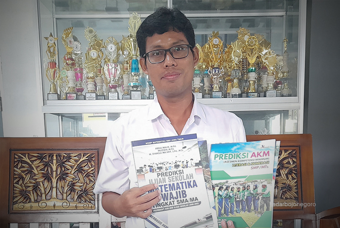 CAKAP: Abdul Malik telah menulis puluhan buku prediksi soal-soal ujian SD-SMA dan mendidik ratusan guru agar lebih kreatif. (Bhagas Dani Purwoko/R.Bjn)