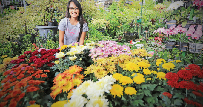 BERKEBUN: Pengunjung di sentra kebun bunga di Jalan Veteran, Bojonegoro, kemarin (18/2). Bunga krisan kini kian ramah tumbuh di Bojonegoro. Mulai banyak yang menanam.