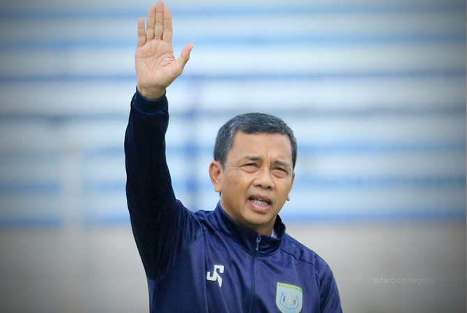 MUNDUR: Coach Jafri Sastra (JS) akhirnya mundur dari kursi kepelatihan Persela, karena tak mampu membawa tim kebanggaan warga Lamongan itu keluar dari zona degradasi. (ANJAR DWI PRADIPTA/R.LMG)
