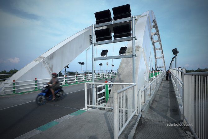 PUSAT KERAMAIAN: Jembatan Sosrodilogo jadi ikon baru. Lampu warna-warni akan diuji coba dinyalakan Sabtu Minggu. (M. Nurcholis/R. Bjn)