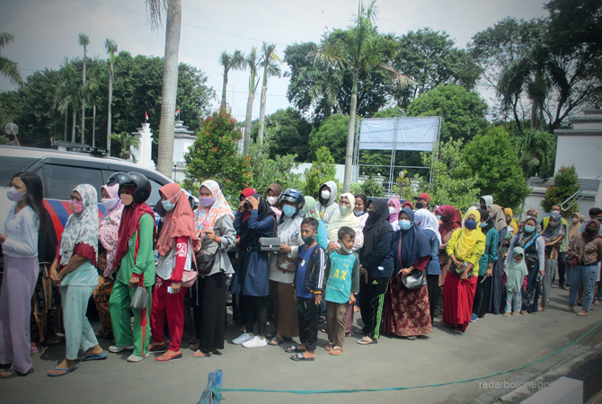 BERJUBEL: Warga sedang berjubel antre pasar murah migor di Bakorwil Bojongoro kemarin (20/2). (M. Nurkhozim. Rbjn)