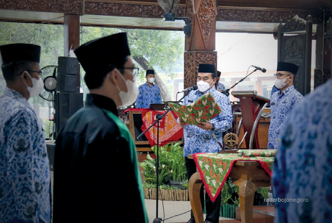 DISUMPAH: Bupati Arief Rohman melantik kepala dinas baru, berharap ada gebrakan dan inovasi. (Istimewa For R. Blora)