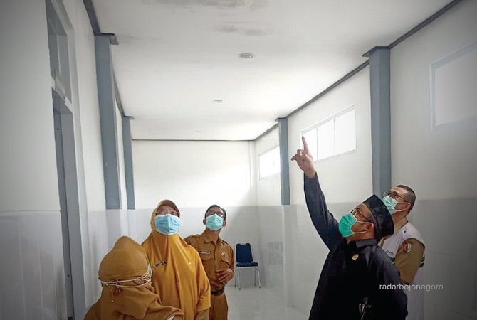 RUSAK: Plafon RSUD Kepohbaru rusak meskipun belum digunakan. (M. Irvan Ramadhon/R.Bjn)