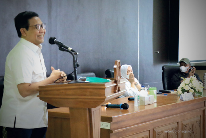 APRESIASI: Menteri Desa PDTT Abdul Halim Iskandar mengapresiasi program Pemkab Bojonegoro satu desa dua sarjana. (Istimewa. Rbjn)