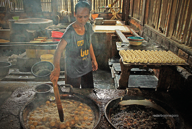 BUTUH SENTUHAN: Perajin tahu butuh sentuhan pemerintah menghadapi harga dan minyak goring mahal. (M. Nurcholis/R.Bjn)