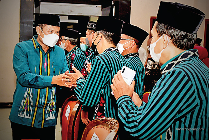 PEMBUKAAN MTQ: Bupati Lamongan Dr. H. Yuhronur Efendi MBA menyapa para pengurus LPTQ dalam pembukaan Lomba MTQ kemarin (22/3). (PROKOPIM LAMONGAN FOR RDR.LAMONGAN)