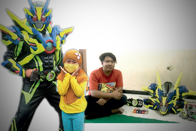 ULET: Lukman Hakim mahir membuat kostum karakter jejepangan dan rajin ikut lomba cosplay di Jatim. (Bhagas Dani Purwoko/R.Bjn)