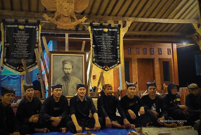 SEDULURAN: Suasana warga Samin di Pendapa Pengayom, Blora. (LUKMAN HAKIM/RDR.Blora)