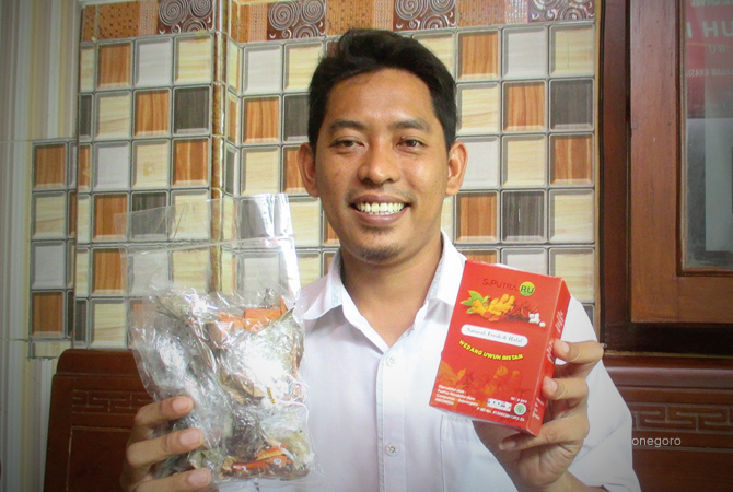 GIGIH: Syifaul Muttaqin menunjukkan wedang uwuh hasil kreasinya. (M.NURKOZIM/R.Bjn)