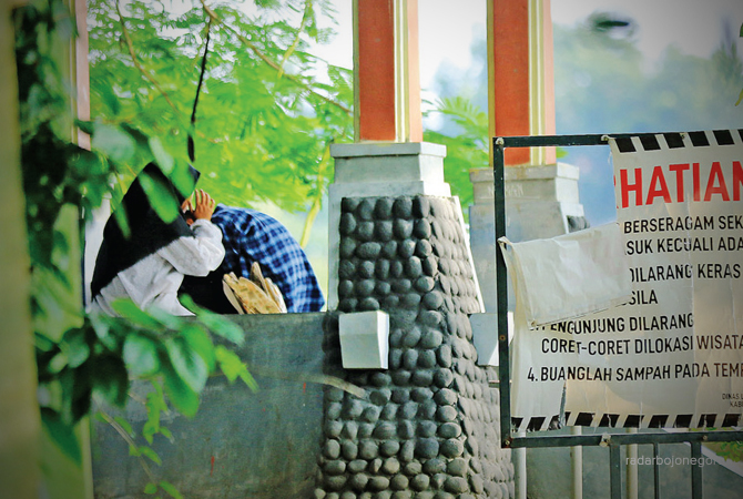 BELUM DILENGKAPI CCTV: Dua pengunjung Telaga Bandung yang menikmati waktu santainya. (ANJAR DWI P/RDR.LMG)