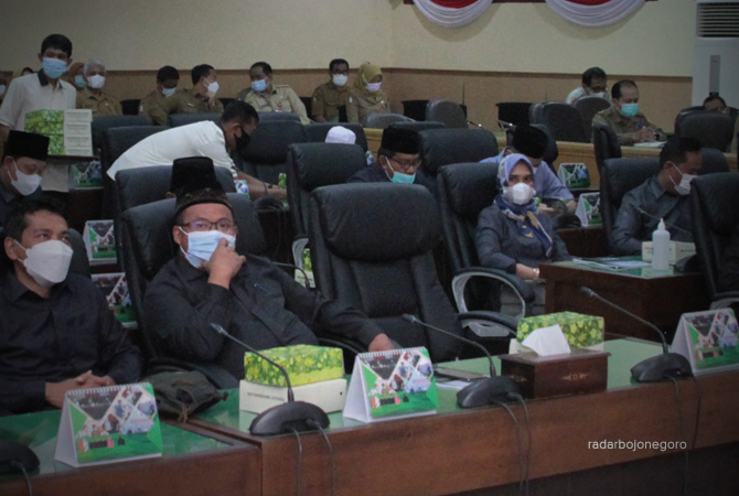 LEGISLATIF: Anggota DPRD saat paripurna di gedung dewan. Tahun ini DPRD dibangunkan kantor baru di Jalan Veteran. (M. NURCHOLIS/RDR.BJN)