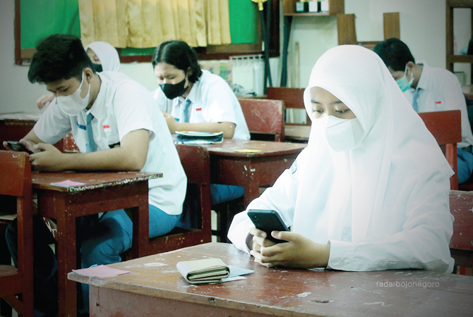 UJIAN RAPOR: Siswa SMA menjalani EHB BKS. Minggu depan giliran USP, untuk penilaian rapor. (M.IRVAN RAMADHON/R.Bjn)