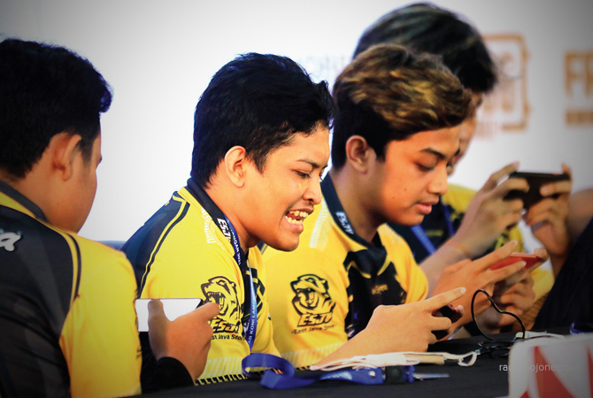 POTENSIAL: ESI Lamongan menjaring bibit-bibit atlet e-sport potensial, salah satunya melalui Kejurkab E-Sport yang diselenggarakan beberapa bulan lalu. (ANJAR DWI PRADIPTA/RDR.LMG)