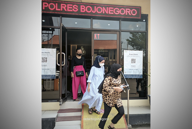 PENIPUAN INVESTASI: Beberapa korban saat melapor ke Mapolres Bojonegoro kemarin siang (29/3). Terdata 184 korban, rerata warga Bojonegoro. Pelaku Egga Ayu saat ini menghilang. (M. NURCHOLIS/RDR.BJN)