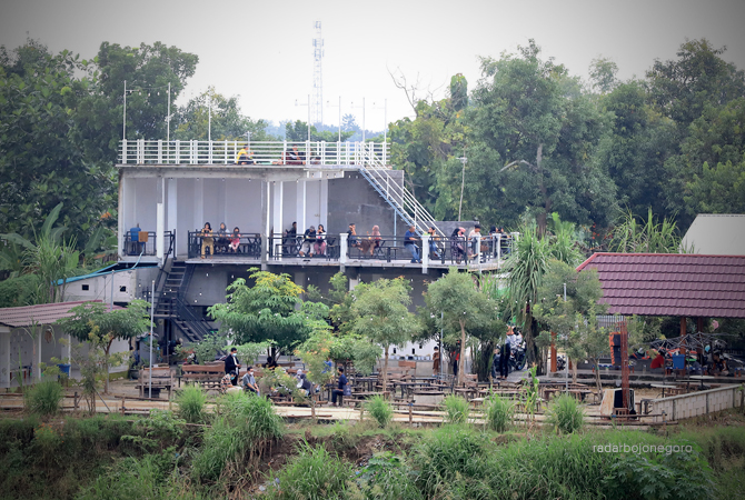 TREN BARU: Mulai banyak kafe dengan konsep baru dengan memanfaatkan pelataran lantai atas untuk nongkrong. Misalnya di kafe di Jalan Veteran dan sekitar Jembatan Sosrodilogo. (M. Nurcholis/R.Bjn)