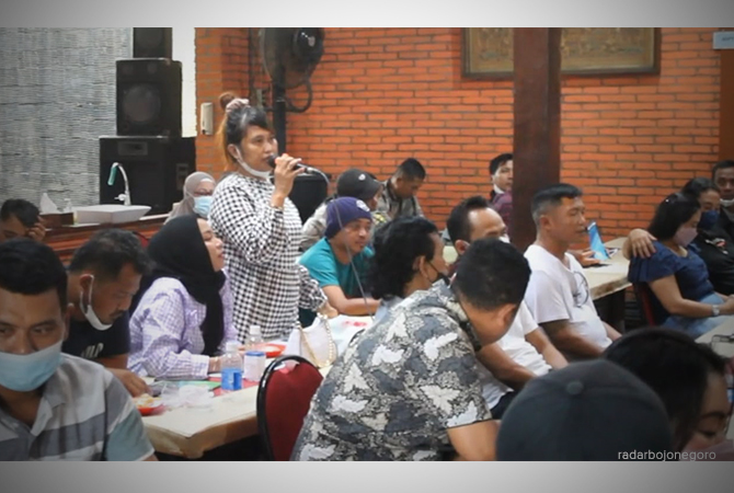 SAMPAIKAN PENDAPAT: Salah satu pengelola tempat hiburan malam menyampaikan pendapatnya tentang pengelolaan kafe dan karaoke. (Lukman Hakim/RDR. BLORA)