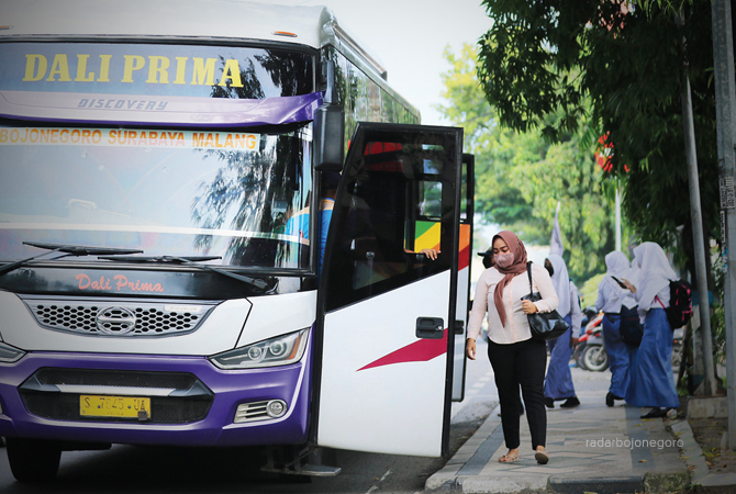 PROKES JANGAN KENDOR: Meski Lamongan masih level 3, namun Tim Satgas Covid-19 tidak menerapkan pengetatan. Karena menilai prokes sudah menjadi kebiasaan di masyarakat. (ANJAR DWI PRADIPTA/R.LMG)