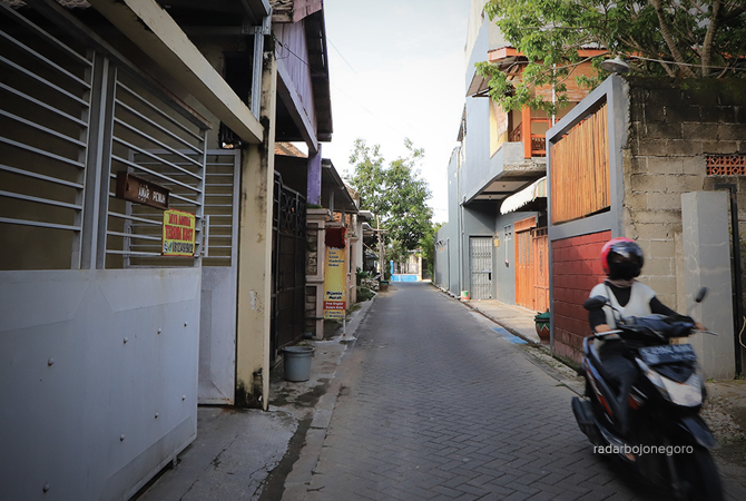 PENDAPATAN: Kawasan tempat kos di Desa Sukorejo, Kecamatan Kota. Pemkab dan DPRD bahas raperda. (M. NURCHOLIS/RDR.BJN)