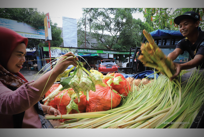 TRADISI SAMBUT RAMADAN: Penjualan janur dan ketupat setengah jadi ramai di pasaran Kota Bojonegoro (16/3) untuk tradisi ketupatan menyambut bulan suci ramadan. (M.NURCHOLIS/RDR.BJN)