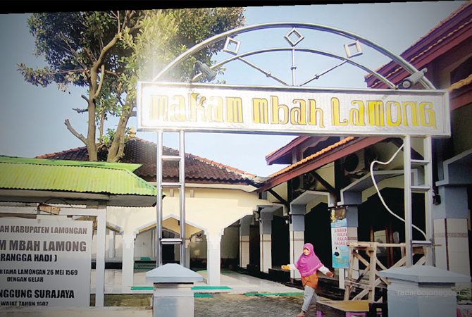 DIPERBAIKI: Potret Makam Mbah Lamong salah satu dari lima peninggalan sejarah yang bakal direnovasi tahun ini. (ANJAR DWI PRADIPTA/RDR.LMG)