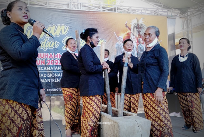 BUDAYA TURUN TEMURUN: Tujuh ibu-ibu memainkan musik lesung saat tampil di Desa Kemantren, Blora. (LUKMAN HAKIM/RDR.BLORA)