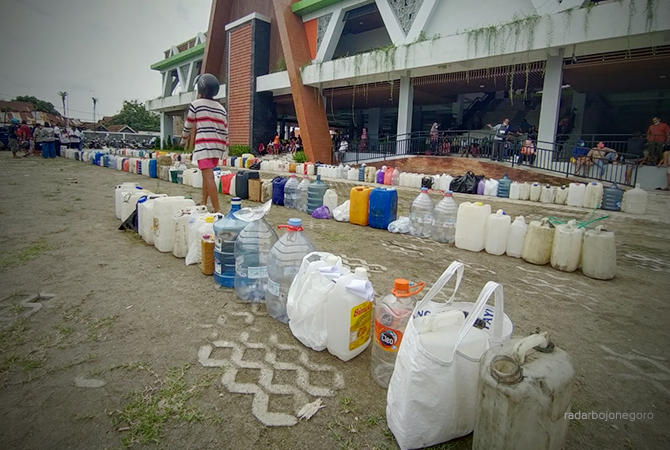 ANTRE MINYAK GORENG: Jeriken dan galon dipasang di depan halaman Pasar Wisata Bojonegoro, Rabu pagi (23/3). (M. NURCHOLIS/RDR.BJN)