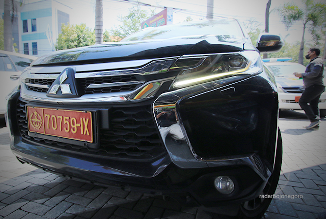 SEHARUSNYA PAKE NOPOL MOBIL PRIBADI: Pajero yang dipasangi pelat mobil milik TNI yang digunakan Basori, warga sipil asal Surabaya. (ANJAR DWI P/R.LMG)