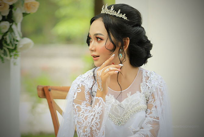 SENI RIAS: Perias lelaki konsentrasi mempercantik seorang model. Saat ini bermunculan perias lelaki. Tetapi, banyak suka duka dialami perias, salah satunya harus menerima komplain. (M. NURCHOLIS/RDR.BJN)