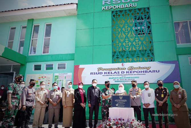 PERESMIAN: Bupati Anna Mu’awanah, forkopimda, dan Kepala Dinkes dr Ani Pujiningrum saat peresmian RSUD Kelas D Kepohbaru. (Istimewa For R.Bjn)