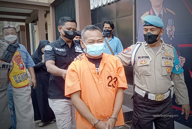 DIJAGA: Tersangka dikawal petugas Polres Bojonegoro. Oknum Kasun ini dibekuk usai gadaikan tiga mobil. (IRVAN RAMADHAN/R.Bjn)