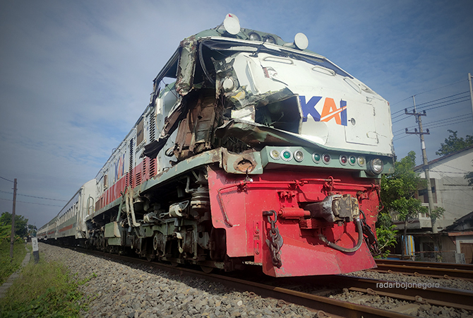 TIDAK ADA KORBAN JIWA: Dua truk tertabrak KA ekonomi Cepu – Surabaya di perlintasan palang pintu Jalan Jaksa Agung Suprapto, kemarin (9/2). (ANJAR DWI PRADIPTA/R.LMG)