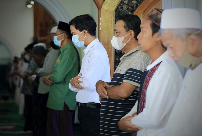 TETAP HARUS BERMASKER: Setelah status kedaruratan Covid-19 di Lamongan turun ke level 1, membuat kini tidak ada lagi pembatasan ketika jamaah beribadah. (ANJAR DWI PRADIPTA/RDR.LMG)