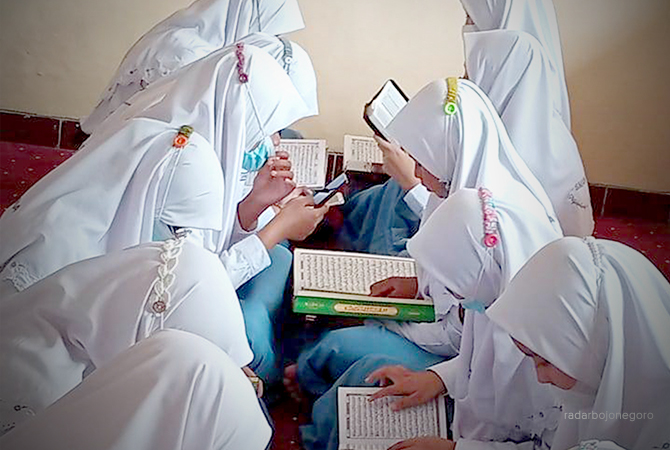 DIBIMBING MENTOR BERKOMPETEN: Tahfidz Quran merupakan program unggulan  SMA Negeri 1 Ngimbang. (Istimewa For RDR.LMG)