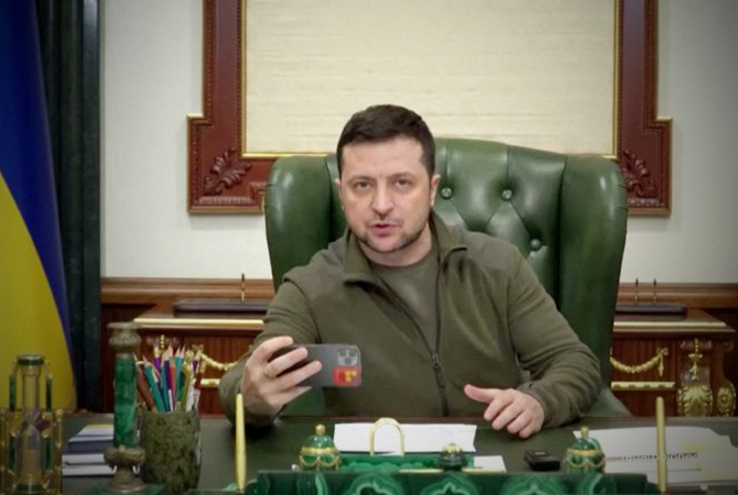 Presiden Ukraina Volodymyr Zelenskyy memegang telepon seluler yang ia gunakan untuk merekam dirinya saat berbicara di Kiev, Ukraina (7/3/2022), dalam gambar yang diambil dari video. (Ukrainian President Office via Reuters-Arsip)