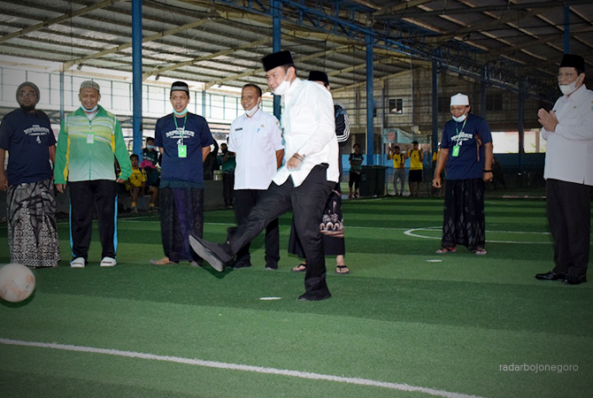 RESMI DIBUKA: Bupati Lamongan Yuhronur Efendi menendang bola sebagai tanda pembukaan turnamen futsal yang diselenggarakan Aspirasi Para Gus di Lamongan Sport Center kemarin (30/3). (PROKOPIM FOR RDR.LMG)