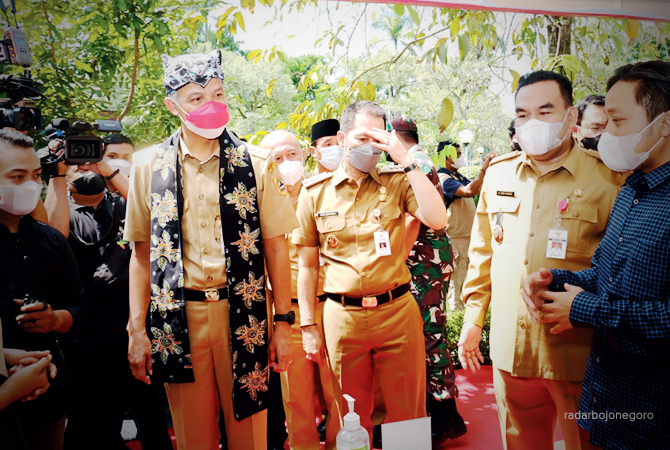 KERJA SAMA: Direktur Ademos Indonesia Mohammad Kudhori (kanan) bersama Bupati Arief Rohman menyambut Gubernur Jateng Ganjar Pranowo saat memasuki stan pelaku UMKM di area Pendapa Kabupaten Blora. (Istimewa For RDR.BLORA)