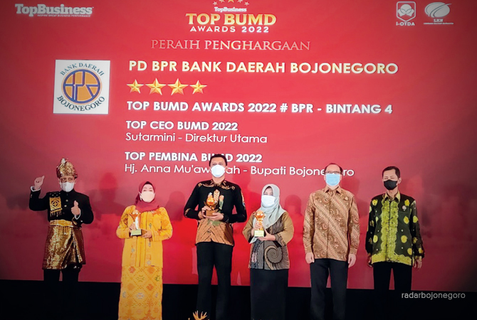 PENGHARGAAN : Pemkab Bojonegoro menerika tiga penghargaan sekaligus dalam ajang TOP BUMD Award 2022. (Istimewa For RDR.BJN)