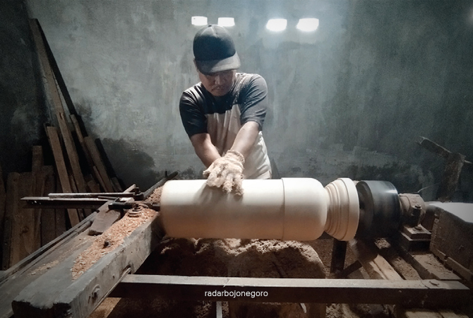 BUBUT KAYU: Proses pembuatan rebana dengan memilah kayu.  (M. NURCHOLIS/RDR.BJN)