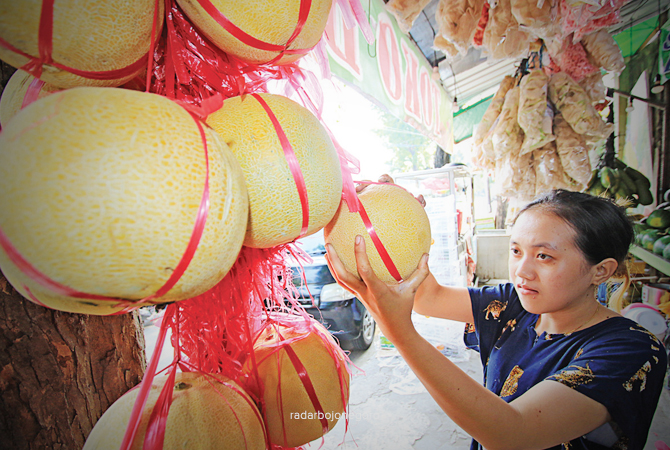 PILIHAN BERBUKA: Salah satu kios menjajakan beragam jenis buah. (ANJAR DWI PRADIPTA/RDR.LMG)